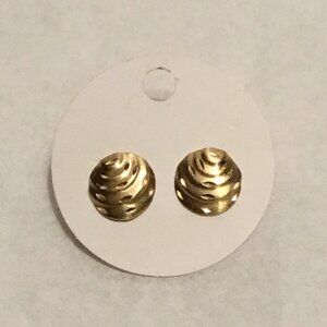 Very lovely 14K gold shell like etched stud earrings
